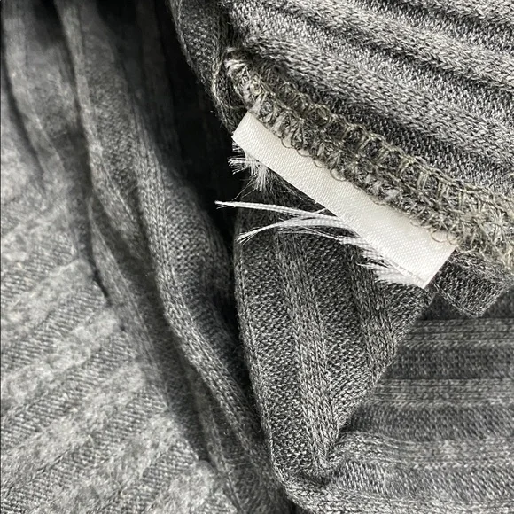 Abercrombie & Fitch Ribbed Knit Short Sleeve Crop Top | V Neck, Ruched/Keyhole - Picture 14 of 14